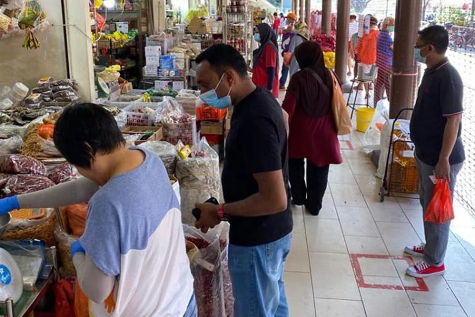 JARAK SELAMAT: Pasar-pasar kini termasuk pasar Geylang Serai (gambar atas) mengamalkan jarak selamat demi keselamatan pengunjung. Pasar Geylang Serai juga akan melanjutkan masa operasi sehingga 5 petang hari ini dan esok. - Foto MASAGOS ZULKIFLI MASAGOS MOHAMAD / FACEBOOK
