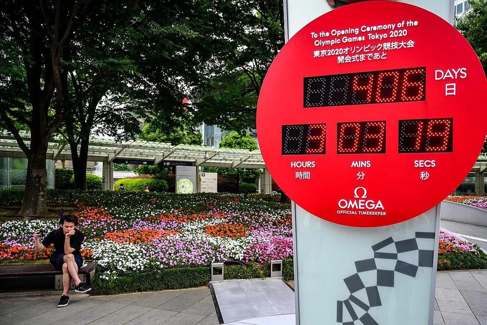 AKAN USAHAKAN OLIMPIK SELAMAT: Thomas Bach memberitahu media selepas mesyuarat lembaga eksekutif IOC di Switzerland kelmarin badan itu komited menganjurkan Olimpik Tokyo tahun depan. Sebuah jam pengiraan detik pelancaran Tokyo 2020 di Roppongi, di Tokyo, kelihatan pada 12 Jun lalu. - Foto REUTERS, AFP