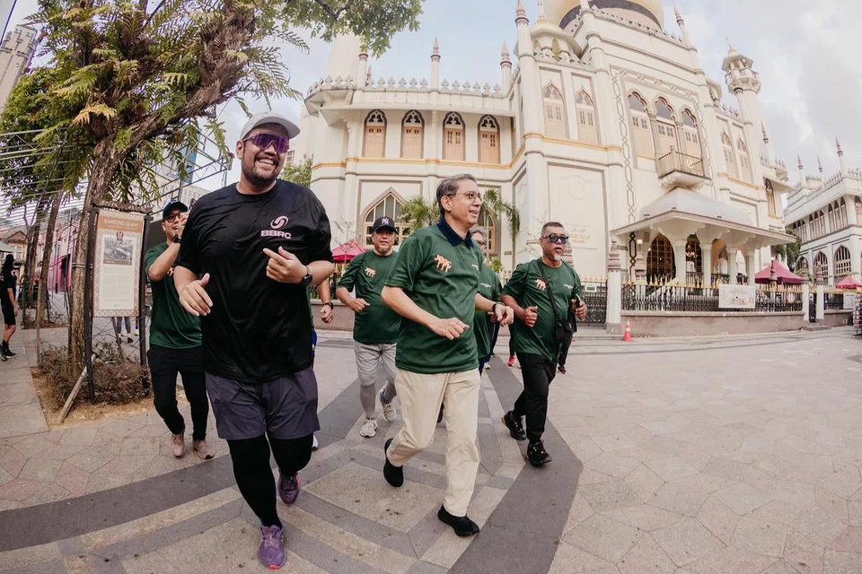 LARIAN BANTU KELUARGA SUSAH: Menteri Negara (Ehwal Dalam Negeri merangkap Pembangunan Negara), Profesor Madya Dr Muhammad Faishal Ibrahim (dua dari kiri), sertai Larian Amal Kampong Gelam pada 15 Februari.