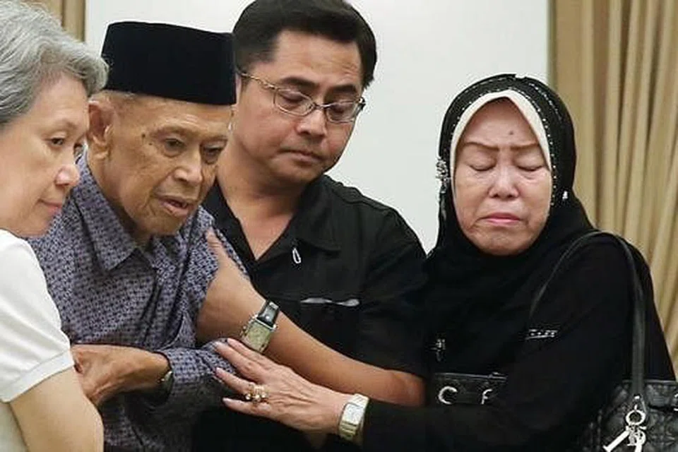 SEBAK MELIHAT RAKAN PERGI: Mantan Menteri Kebajikan Masyarakat, Encik Othman Wok, perlu dipapah anggota keluarga dan isteri Perdana Menteri Lee Hsien Loong, Cik Ho Ching (kiri), semasa memberi penghormatan terakhir kepada Perdana Menteri Pengasas Lee Kuan Yew di Sri Temasek Isnin lalu. - Foto fail