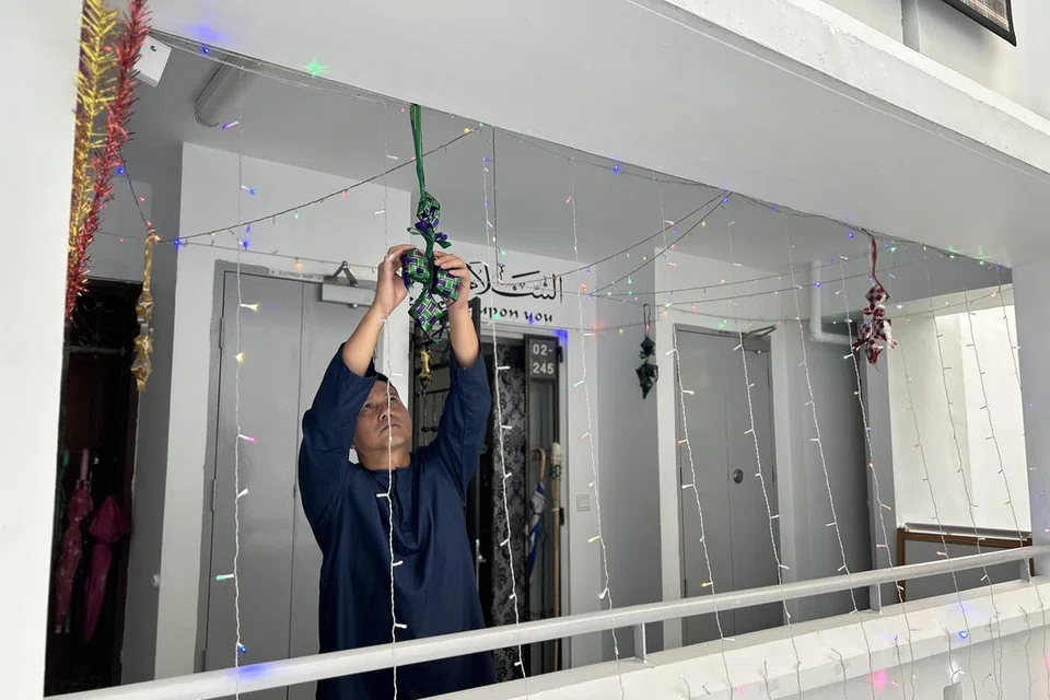 Sepanjang tujuh tahun sejak beliau menetap di Sunshine Gardens, Choa Chu Kang Avenue 5, memang menjadi kebiasaan bagi Encik Muhamad Faizal untuk meriahkan lagi suasana Hari Raya di flatnya dengan memasang hiasan lampu lap-lip.