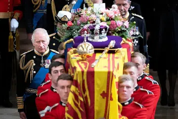 UPACARA PENGEBUMIAN: Anggota tentera mengusung jenazah Ratu Elizabeth II. - Foto-foto REUTERS, AFP