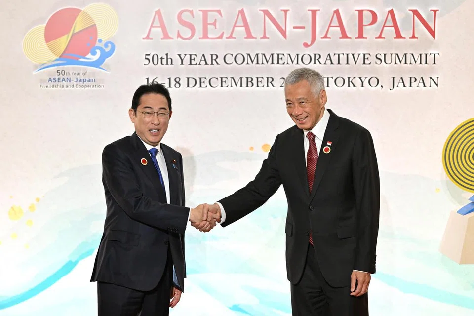 ALU-ALU KERJASAMA: Perdana Menteri Jepun, Encik Fumio Kishida, bersalaman dengan Perdana Menteri Singapura, Encik Lee Hsien Loong pada Sidang Puncak Memperingati Ulang Tahun Ke-50 Persahabatan dan Kerjasama Asean-Jepun di Tokyo pada 17 Disember.