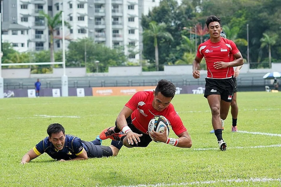 MATA UNTUK NEGARA: Pemain Singapura, Teng Chong Yau, melakukan trai semasa membantu skuad tujuh sepasuk ragbi negara menewaskan Thailand 21-19 semalam. - Foto SPORTSG
