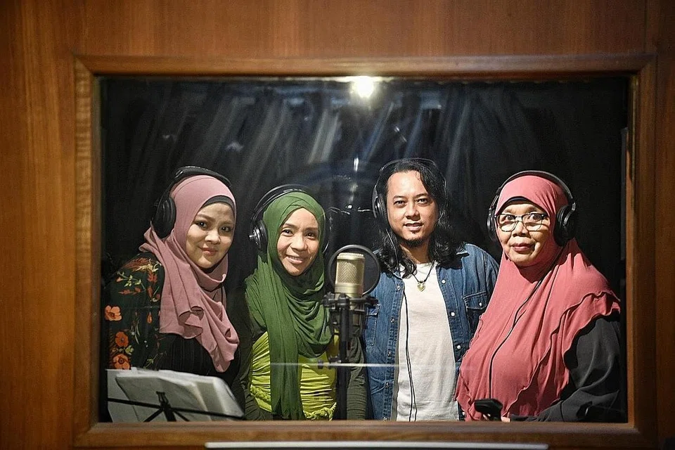 USAHA MASYARAKATKAN PUISI: Penulis Cik Kamaria Buang (kanan) memilih 10 puisi tulisannya dalam tempoh hampir sedekad untuk dilagukan dengan bantuan (dari kiri) anak-anak seni setempat, Diana Nazyra, Asnida Daud dan T:zi yang bertindak sebagai penggubah lagu-lagu dalam album 'Ku Genggam Bintang' ini. - Foto BH oleh ARIFFIN JAMAR