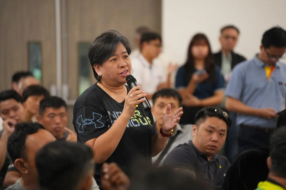 Pekerja platform berkongsi keprihatinan dan cabaran yang mereka hadapi di sesi dialog bersama Setiausaha Agung Kongres Kesatuan Sekerja Kebangsaan (NTUC), Encik Ng Chee Meng pada pagi 4 Julai. 