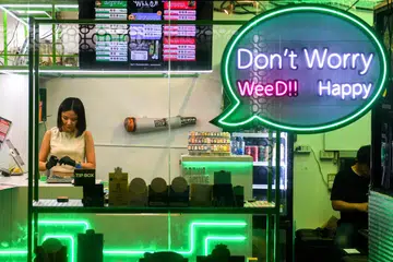 KEDAI GANJA: Seorang wanita sedang menguruskan kedai marijuana di salah sebuah pusat pelancongan di Bangkok, yang menjadi tumpuan ramai kebelakangan ini. 