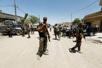 FALLUJAH DIKUASAI SEMULA: Askar pemerintah Iraq berkumpul di Fallujah selepas mereka berjaya menawan semula bandar itu daripada kumpulan militan IS awal bulan ini. - Foto REUTERS
