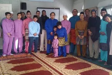 SAMBUTAN SYAWAL: Walaupun harus ke sekolah, pelajar Islam dari seantero dunia sempat menyambut Aidilfitri bersama di Masjid Kilbirnie di Wellington, New Zealand. - Foto ihdan AL HAFIZ SANUSI 