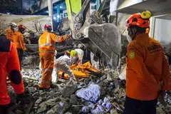 Gambar edaran Agensi Mencari dan Menyelamat Nasional Indonesia (Basarnas) menunjukkan pasukan penyelamat mengeluarkan mayat seorang mangsa dari runtuhan selepas kejadian bangunan sekolah berasrama Islam runtuh di Sidoarjo, Jawa Timur, Indonesia, 6 Oktober 2025. Sekurang-kurangnya 67 orang terbunuh dalam runtuhan bilik solat di Sekolah Berasrama Islam Al Khoziny ketika para pelajar sedang menunaikan solat Asar pada 29 September 2025, menurut Agensi Mencari dan Menyelamat Nasional. 