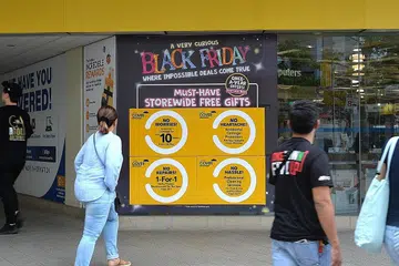 PROMOSI HEBAT: Poster tawaran Black Friday COURTS dilihat di cawangannya yang terletak di Blok 460 Lor 6 Toa Payoh. - Foto BH oleh KELLY HUI 