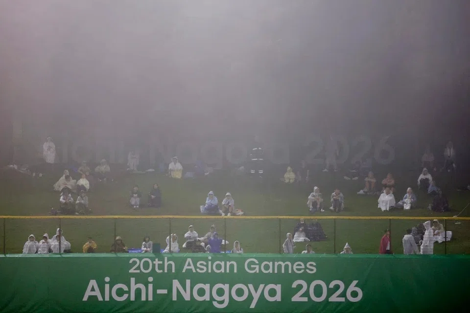 Tenis, luncur air dan kriket merupakan antara sukan yang terjejas akibat cuaca buruk pada hari kesembilan pertandingan.