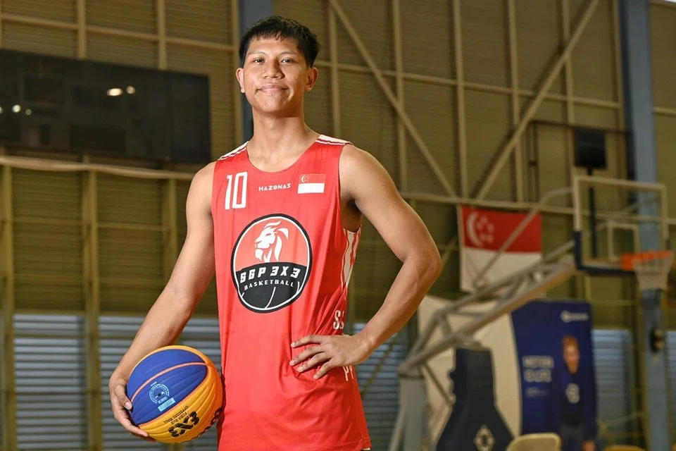 Kapten pasukan bola keranjang 3x3 Singapura, Nur Aufa Emil Putra, menangguhkan impian untuk menjadi seorang guru demi mengejar cita-cita dalam sukan bola keranjang.