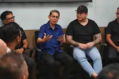 Menteri Negara (Ehwal Dalam Negeri merangkap Pembangunan Negara), Profesor Madya Dr Muhammad Faishal Ibrahim (tiga dari kanan) bersama anggota Persatuan Syarikat Kerjasama Perusahaan dan Perkhidmatan Berhad (Iscos) pada 17 April.