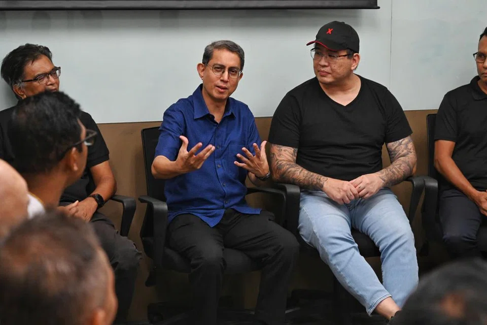Menteri Negara (Ehwal Dalam Negeri merangkap Pembangunan Negara), Profesor Madya Dr Muhammad Faishal Ibrahim (tiga dari kanan) bersama anggota Persatuan Syarikat Kerjasama Perusahaan dan Perkhidmatan Berhad (Iscos) pada 17 April.