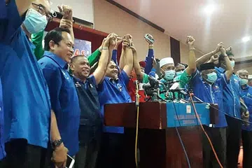 PILIHAN RAYA KECIL: Calon Barisan Nasional, Mohd Zaidi Aziz (empat dari kiri) mencatatkan 13,060 undi, menewaskan dua calon bebas Amir Khusyairi Mohamad Tanusi (2,115 undi) dan S. Santharasekaran (276 undi) - Foto FACEBOOK ZAIDI AZIZ
