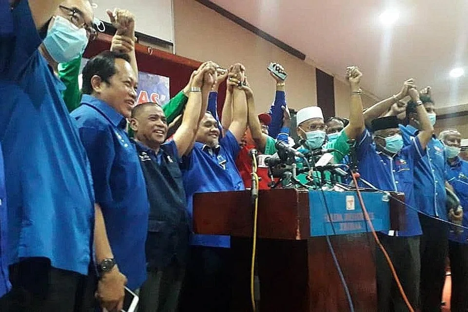 PILIHAN RAYA KECIL: Calon Barisan Nasional, Mohd Zaidi Aziz (empat dari kiri) mencatatkan 13,060 undi, menewaskan dua calon bebas Amir Khusyairi Mohamad Tanusi (2,115 undi) dan S. Santharasekaran (276 undi) - Foto FACEBOOK ZAIDI AZIZ