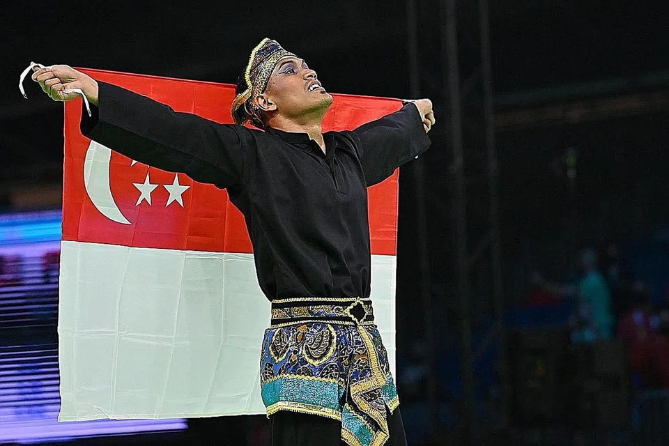BOLEH JANGKA LEBIH LAGI: Iqbal merai kejayaannya mempertahankan kejuaraan dunianya selepas menang perlawanan akhir seni tunggal putera di Melaka pada 29 Julai. - Foto JIA XING/PERSISI