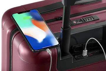 'CARRY-ON' JULY: Direka di Melbourne, Australia, dan baru dilancarkan di Singapura pada 20 November. Bateri pengecasnya, menurut satu kenyataan daripada July, memenuhi piawaian penerbangan antarabangsa dan ia boleh dikeluarkan dan dipisahkan daripada beg. - Foto JULY