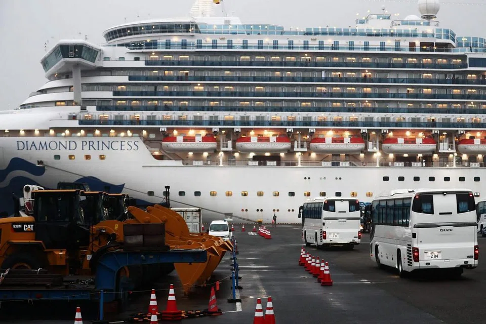 Bas untuk membawa penumpang yang dikeluarkan dari kapal persiaran Diamond Princess dlihat di pelabuhan Yokohama pada 16 Februari 2020. Foto: AFP.