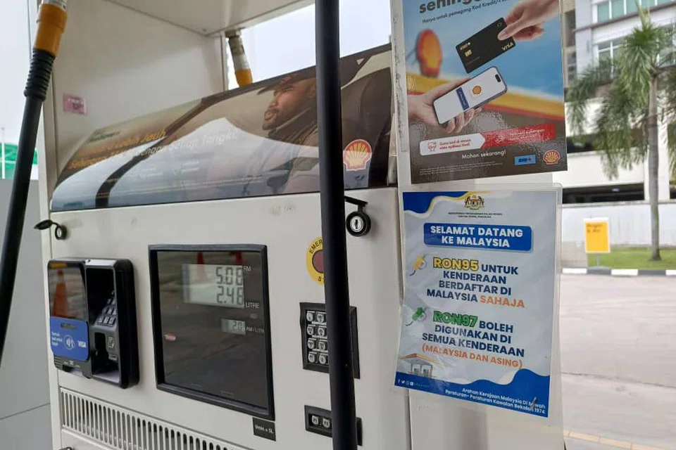 Sebahagian besar stesen minyak di Malaysia, terutama di kawasan sempadan termasuk di Johor, ditampal dengan notis amaran yang melarang kenderaan bernombor pendaftaran asing mengisi minyak petrol RON95 yang disubsidi kerajaan Malaysia khusus untuk manfaat warganya.