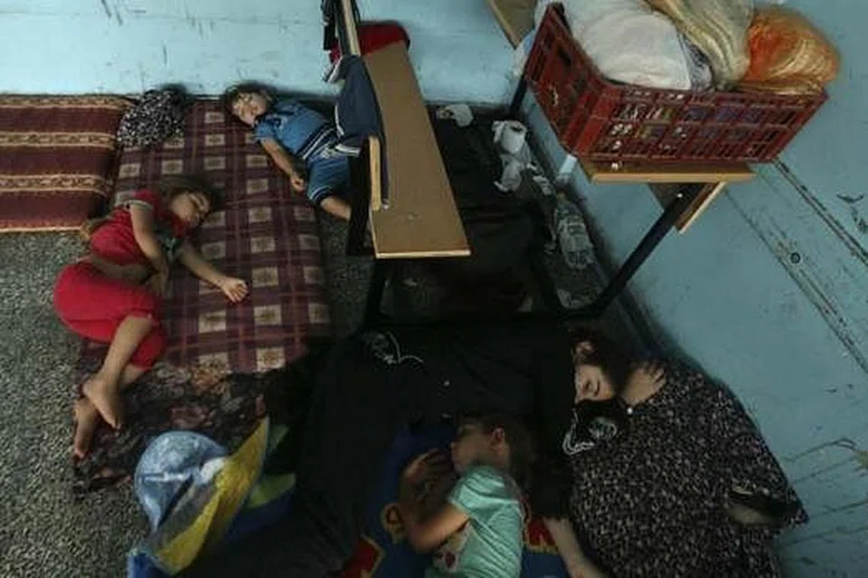 CARI PERLINDUNGAN: Kanak-kanak Palestin, yang melarikan diri dari kediaman mereka di bandar Beit Lahiya, bermalam di sekolah yang diuruskan Pertubuhan Bangsa Bangsa Bersatu di bandar Gaza. - Foto REUTERS