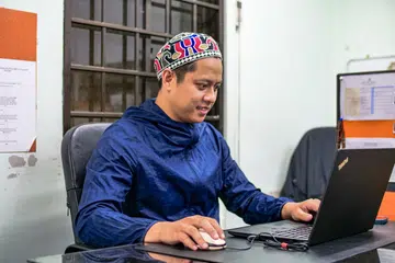 TABUR BAKTI: Ustaz Muhamad Irwan Saian amat mengalu-alukan sumbangan relawan muda dan sokongan masyarakat Islam dalam membantu meningkatkan dana masjid. 