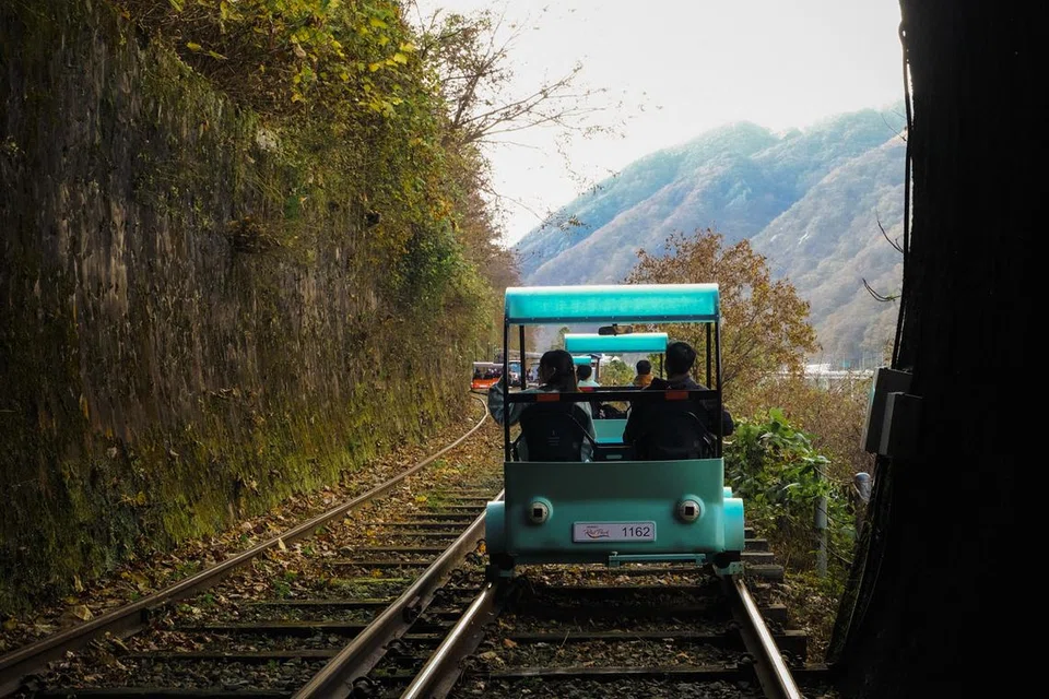 Aktiviti menenangkan yang penulis jalani di Gangchon Rail Park ialah mengayuh basikal di atas rel kereta api lama sambil melihat pemandangan indah.  