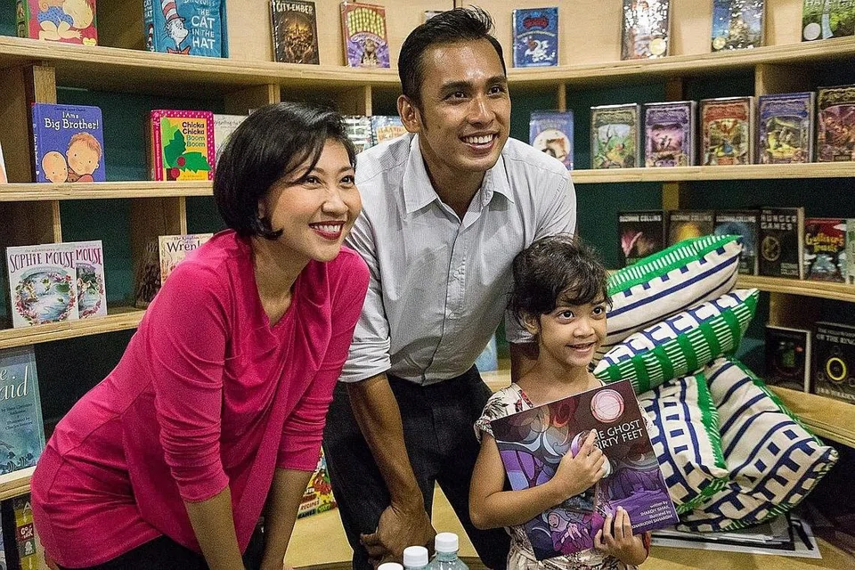 INGATKAN GENERASI MUDA: Selebriti setempat, Sharon Ismail (kiri), menulis buku kanak-kanak, 'The Ghost With Dirty Feet', dengan bantuan ilustrasi teman pengacara, Khairudin Saharom, bagi renungan kanak-kanak. - Foto ihsan SHARON ISMAIL