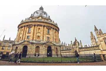 BADAN AMAL DAN ENDOWMEN UNIVERSITI OXFORD: Universiti Oxford di England memiliki sebuah badan amal dan endowmen yang memberi sokongan pembelajaran dan pendidikan, termasuk memberi dermasiswa kepada pelajar memerlukan. Banyak penulisan yang menjelaskan bahawa sistem endowmen universiti itu dipengaruhi model wakaf yang diamalkan negara-negara Islam. - Foto REUTERS