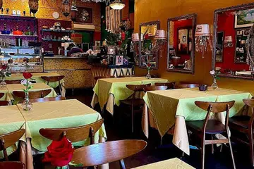 PENUHI PERMINTAAN: Encik Kalilnoor menarik lebih ramai pelanggan selepas Covid-19 yang mendorong beliau membuka restoran baru. - Foto RESTORAN ISLAMIC