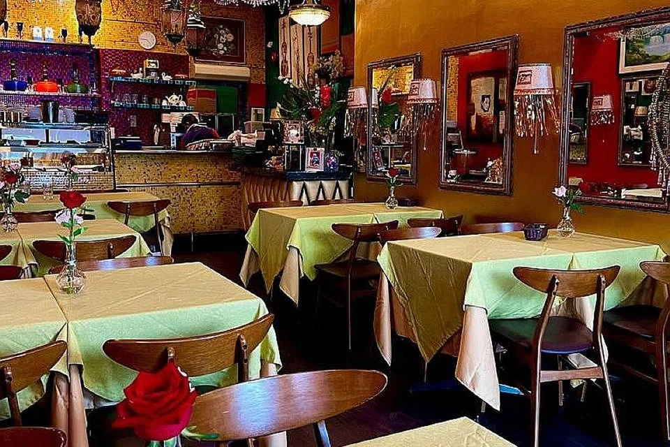 PENUHI PERMINTAAN: Encik Kalilnoor menarik lebih ramai pelanggan selepas Covid-19 yang mendorong beliau membuka restoran baru. - Foto RESTORAN ISLAMIC