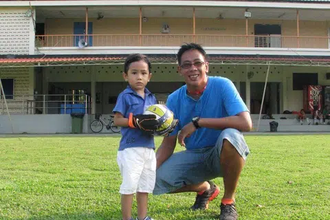 Ilhan Hady Rezal (kiri) berkata ayahnya, bekas penjaga gawang Singapura, Rezal Hassan (kanan), banyak membantu membentuk dirinya sebagai penjaga gawang. Bapanya membimbingnya sejak beliau seawal tiga tahun.