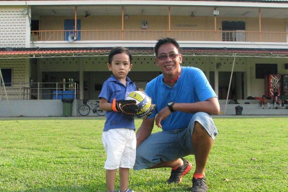 Ilhan Hady Rezal (kiri) berkata ayahnya, bekas penjaga gawang Singapura, Rezal Hassan (kanan), banyak membantu membentuk dirinya sebagai penjaga gawang. Bapanya membimbingnya sejak beliau seawal tiga tahun.