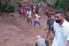 Batu, lumpur dan serpihan menutupi jalan utama di Pulau Siau, Sulawesi Utara, menyukarkan usaha mencari mangsa yang masih hilang selepas banjir kilat melanda kawasan itu pada 6 Januari