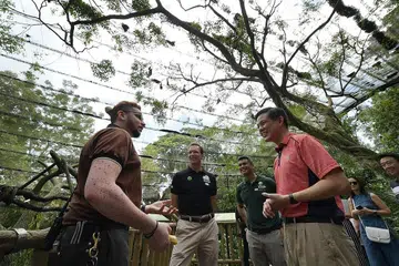 FAHAMI LANGKAH YANG DIAMBIL: Encik Chan Chun Sing (kanan) beramah-tamah dengan timbalan ketua penjaga WRS, Encik Jagan Thanapal, sambil disaksikan CEO Kumpulan Mandai Park Holdings, Encik Mike Barclay (dua dari kiri). - Foto BH oleh ALPHONSUS CHERN