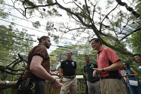 FAHAMI LANGKAH YANG DIAMBIL: Encik Chan Chun Sing (kanan) beramah-tamah dengan timbalan ketua penjaga WRS, Encik Jagan Thanapal, sambil disaksikan CEO Kumpulan Mandai Park Holdings, Encik Mike Barclay (dua dari kiri). - Foto BH oleh ALPHONSUS CHERN