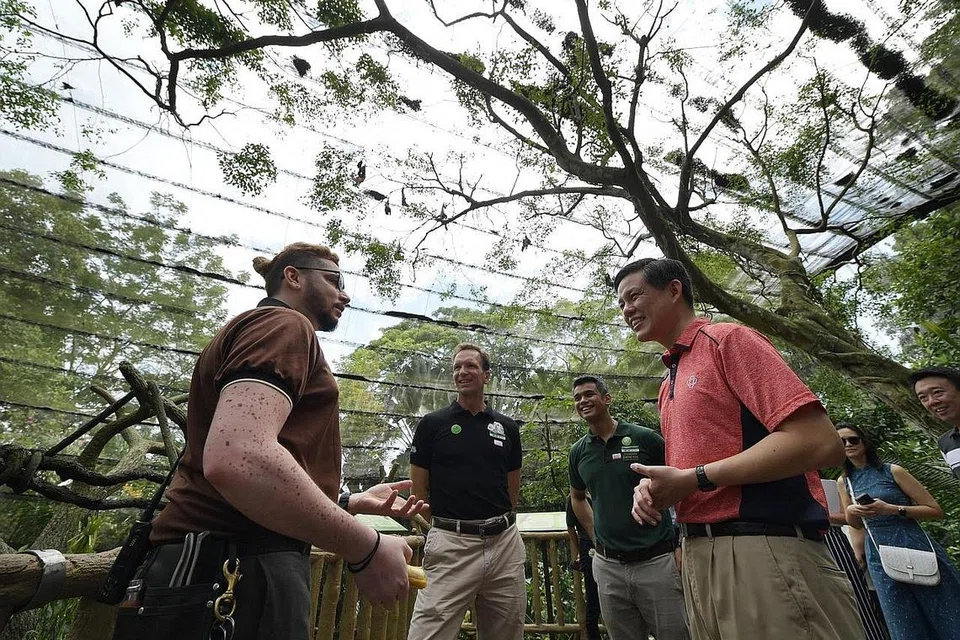 FAHAMI LANGKAH YANG DIAMBIL: Encik Chan Chun Sing (kanan) beramah-tamah dengan timbalan ketua penjaga WRS, Encik Jagan Thanapal, sambil disaksikan CEO Kumpulan Mandai Park Holdings, Encik Mike Barclay (dua dari kiri). - Foto BH oleh ALPHONSUS CHERN