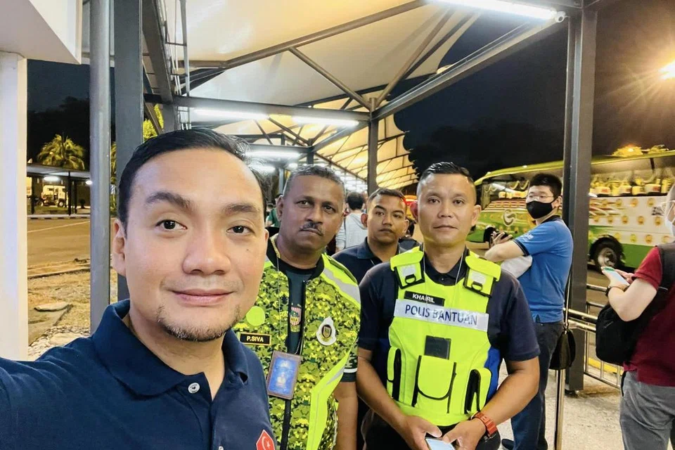 LAWATAN MENGEJUT: Menteri Besar Johor Datuk Onn Hafiz Ghazi (paling kiri)  sering kali dapat lihat berada di Kompleks Kastam, Imigresen dan Kuarantin (CIQ) di Bangunan Sultan Iskandar, serta Kompleks Sultan Abu Bakar untuk meninjau kesesakan lalu lintas di situ