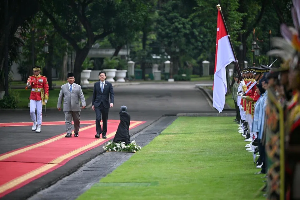 Kedatangan Perdana Menteri, Encik Lawrence Wong, ke Istana Merdeka, Jakarta, pada 6 November, di mana beliau bertemu dengan Presiden Indonesia, Encik Prabowo Subianto, disambut dengan penuh istiadat.