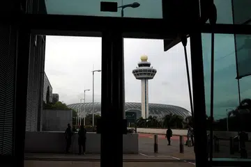 SIASATAN KE ATAS SATU KES IMPORT: Kementerian Kesihatan (MOH) menggesa setiap orang agar terus mengamalkan tanggungjawab sosial dan tidak akan teragak-agak untuk mengambil tindakan penguatkuasaan terhadap mereka yang melanggar undang-undang. Ini menyusuli satu kes melibatkan warga emas Singapura yang melepasi imigresen tanpa mengesahkan keadaanya yang memiliki tanda jangkitan seperti mengalami sesak nafas. - Foto REUTERS 