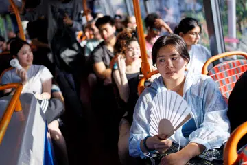 Seorang penumpang menggunakan kipas tangan untuk menyejukkan badan di dalam bas Transport for London (TfL) ketika Britain mengalami hari paling panas pernah direkodkan pada Jun di timur London pada 24 Jun 2026. Pejabat Meteorologi Britain mengeluarkan amaran merah kedua dalam sejarah negara itu susulan gelombang haba melampau yang turut menyebabkan lebih 1,000 sekolah di England dan Wales ditutup atau menamatkan sesi lebih awal.