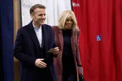 Presiden Perancis, Emmanuel Macron, bersama isterinya, Brigitte Macron, mengundi dalam pusingan pertama pilihan raya perbandaran Perancis di Le Touquet-Paris-Plage, Perancis, pada 15 Mac 2026. 