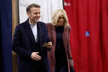 Presiden Perancis, Emmanuel Macron, bersama isterinya, Brigitte Macron, mengundi dalam pusingan pertama pilihan raya perbandaran Perancis di Le Touquet-Paris-Plage, Perancis, pada 15 Mac 2026. 