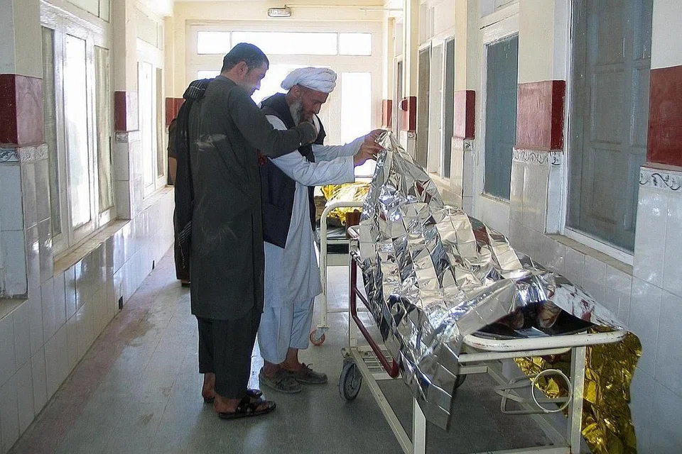 MENGENALPASTI MANGSA SERANGAN GANAS: Dua lelaki ini berada di sebuah hospital pada 21 Mei lalu bagi mengenalpasti mayat saudara mereka yang terbunuh akibat satu ledakan bom di bandar Chaman, di sempadan Pakistan-Afghanistan. - Foto REUTERS