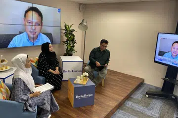 PERBINCANGAN RANCAK: Menteri Negara Kanan (Tenaga Manusia merangkap Pertahanan), Encik Zaqy Mohamad menyertai perbincangan mengenai kelonggaran sekatan bagi majlis perkahwinan yang dipimpin (kiri) wartawan Cik Shahida Sarhid dan hos bersama Suhaimi Yusof, dan turut menampilkan (tengah) peniaga Cik Nurmaya Mohd Salleh. - Foto BH oleh NAZRI HADI SAPARIN