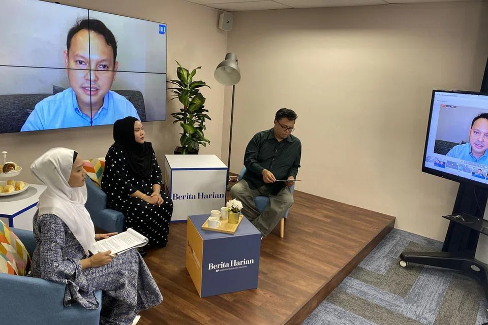 PERBINCANGAN RANCAK: Menteri Negara Kanan (Tenaga Manusia merangkap Pertahanan), Encik Zaqy Mohamad menyertai perbincangan mengenai kelonggaran sekatan bagi majlis perkahwinan yang dipimpin (kiri) wartawan Cik Shahida Sarhid dan hos bersama Suhaimi Yusof, dan turut menampilkan (tengah) peniaga Cik Nurmaya Mohd Salleh. - Foto BH oleh NAZRI HADI SAPARIN