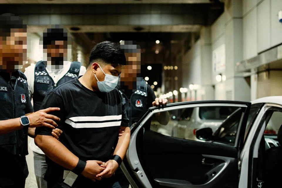 Kededua lelaki didakwa di mahkamah pada 2 Mei atas kesalahan merompak menggunakan senjata secara berkumpulan.