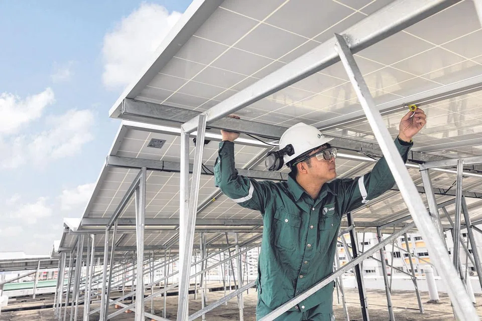 TINGKAT KEMAHIRAN: Pekerja dalam sektor tenaga dan gas boleh menjangka sokongan lebih bersepadu daripada kesatuan pekerja dan majikan untuk membantu mereka menambah kemahiran di tempat kerja. - Foto fail