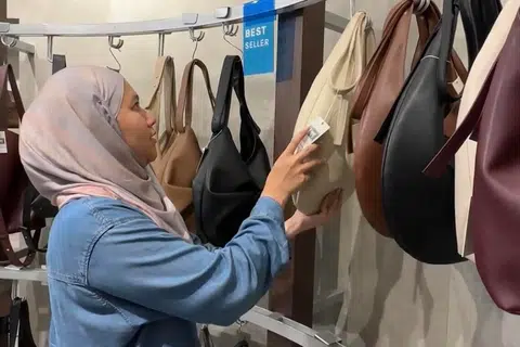 Koresponden, Cik Nur Humaira Sajat meninjau beg di Nubuk, By The Sea PIK.